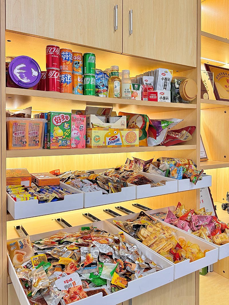 办公室木质零食柜中的丰富零食与饮品