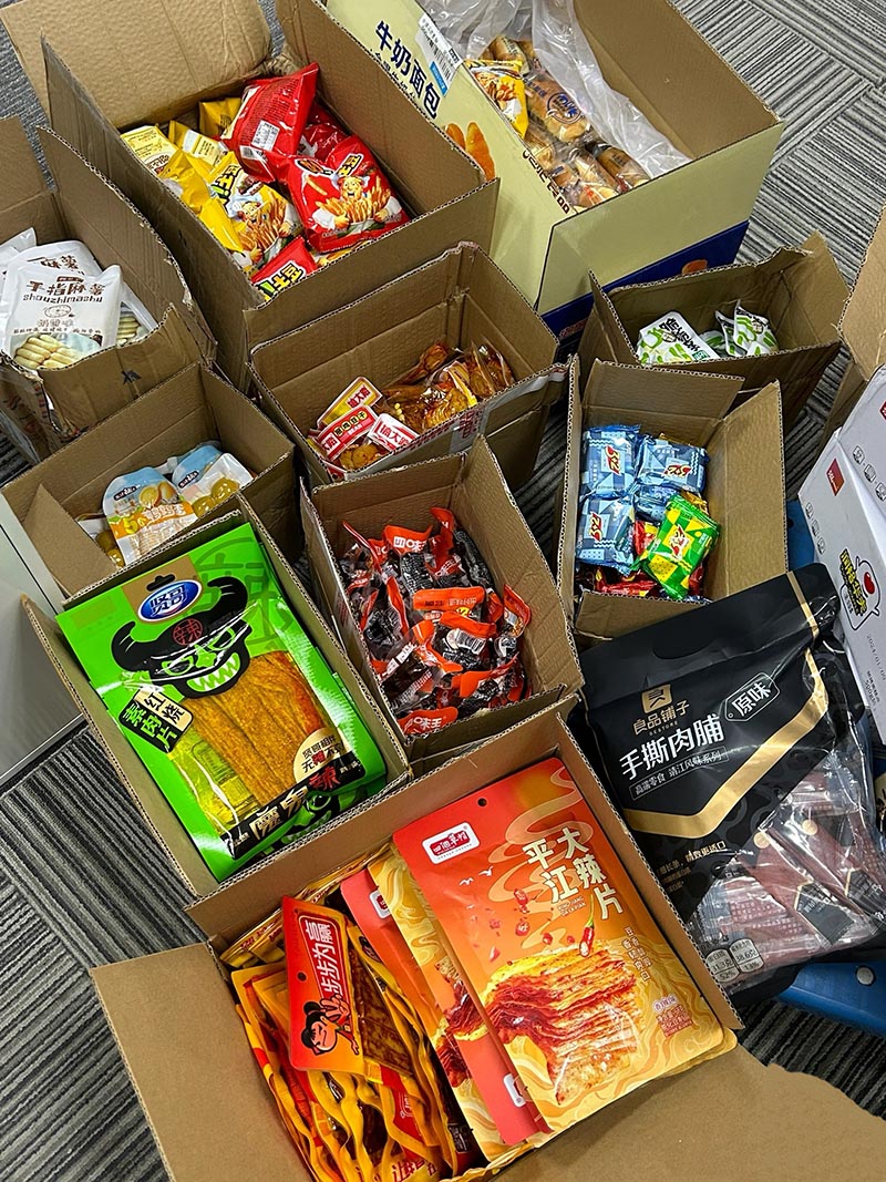 多箱不同口味的独立包装零食