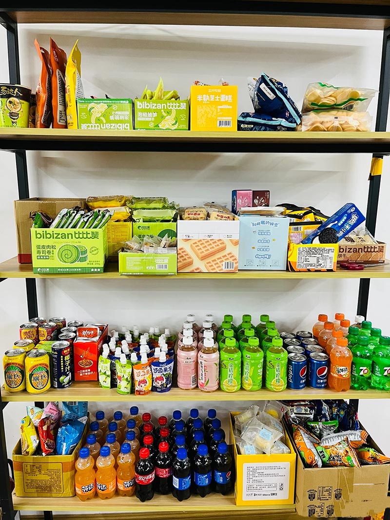 木质货架上分层摆放的零食与饮料