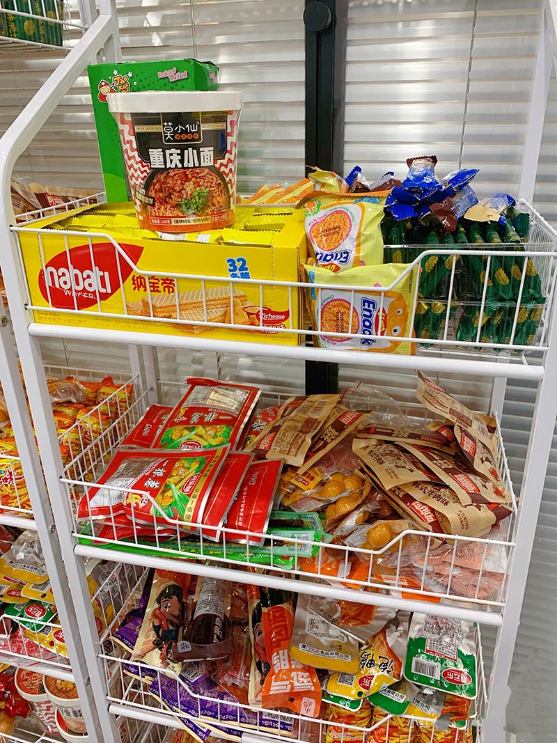 白色置物架上的饼干糕点与方便食品