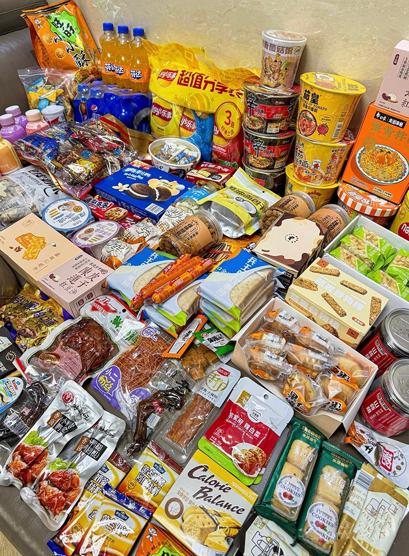 桌面上的饮料、饼干、坚果与方便食品组合